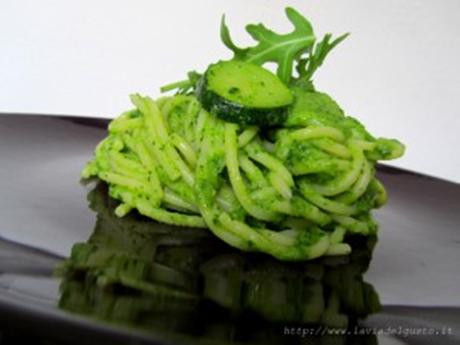 Spaghetti con pesto di zucchine & rucola