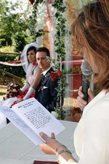 Un matrimonio in giardino in bianco e rosso