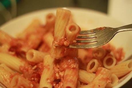 Pastasciutta: la variante e la variante (pesto e ragù finto)