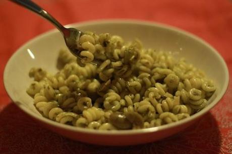 Pastasciutta: la variante e la variante (pesto e ragù finto)