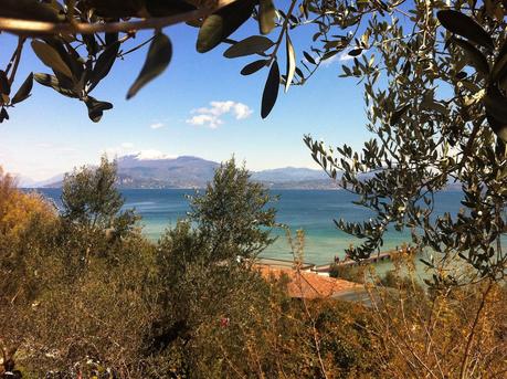 Una lingua di terra incastonata nelle acque color smeraldo del Garda