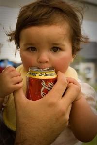 Bambini che beve coca cola