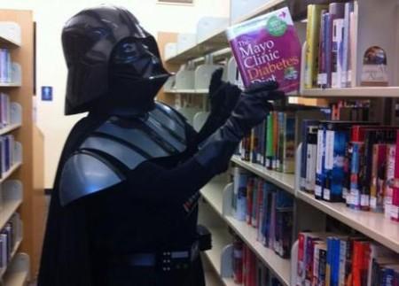 Darth Vader che porta via dalla biblioteca i libri di pseudo-scienza