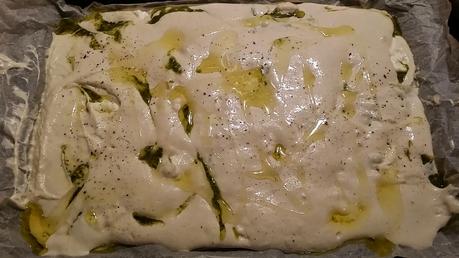 Focaccia alta con stracchino e pesto