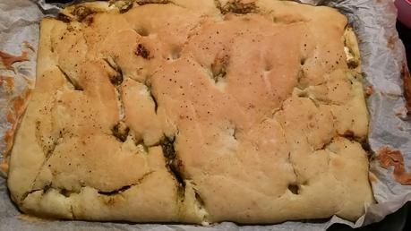 Focaccia alta con stracchino e pesto