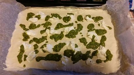 Focaccia alta con stracchino e pesto