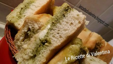 Focaccia alta con stracchino e pesto