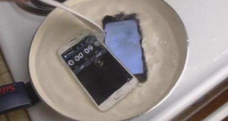 Samsung Galaxy S6 vs iPhone 6 in un test di resistenza... sulla bollitura