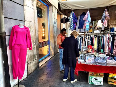 Passeggiata con vomito a Via Magna Grecia. Decine di negozi chiusi e falliti, decine di bancarelle e i loro furgoni