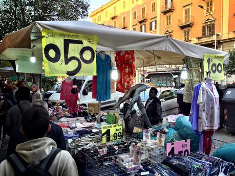 Passeggiata con vomito a Via Magna Grecia. Decine di negozi chiusi e falliti, decine di bancarelle e i loro furgoni