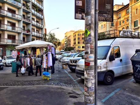 Passeggiata con vomito a Via Magna Grecia. Decine di negozi chiusi e falliti, decine di bancarelle e i loro furgoni