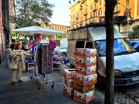 Passeggiata con vomito a Via Magna Grecia. Decine di negozi chiusi e falliti, decine di bancarelle e i loro furgoni