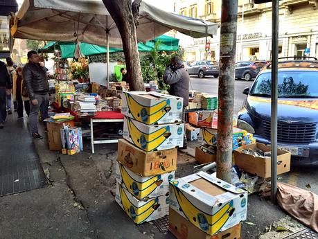 Passeggiata con vomito a Via Magna Grecia. Decine di negozi chiusi e falliti, decine di bancarelle e i loro furgoni