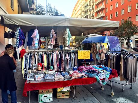 Passeggiata con vomito a Via Magna Grecia. Decine di negozi chiusi e falliti, decine di bancarelle e i loro furgoni