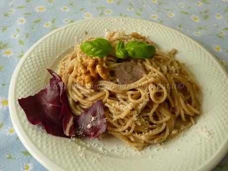 Spaghetti con pesto al radicchio, noci e panna