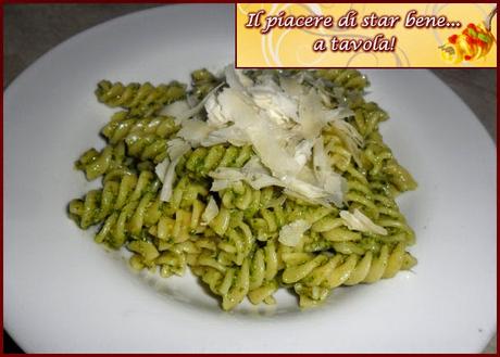 Fusilli con pesto e scaglie di grana