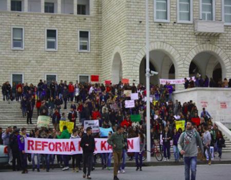 Albania. Un anno di proteste per l’Università; parla Alban Pira, di Për Universitetin palazzo_premier_studenti_piccolo