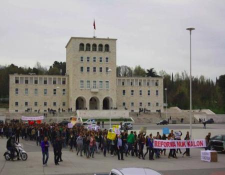 Albania. Un anno di proteste per l’Università; parla Alban Pira, di Për Universitetin piazza_madre_teresa_palazzo_premier_piccolo