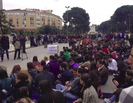 Albania. Un anno di proteste per l’Università; parla Alban Pira, di Për Universitetin palazzo_premier-asseblea_piccolo