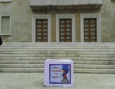 Albania. Un anno di proteste per l’Università; parla Alban Pira, di Për Universitetin Palazzo_premier_piccolo