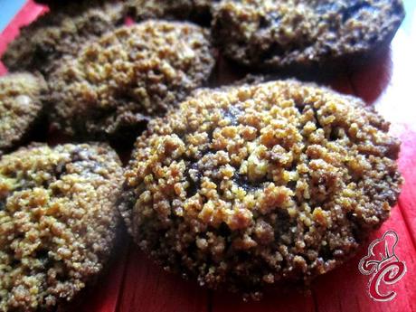 Mini crumble al cioccolato con mandorle e uvetta: la strategia infallibile di un'incorreggibile gola