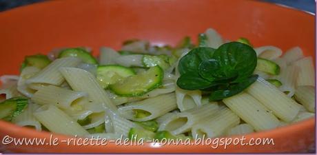 Penne vegan con zucchine, cipollotto fresco e menta (7)