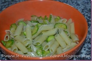 Penne vegan con zucchine, cipollotto fresco e menta (6)