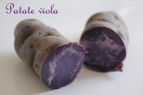 Gnocchi di patate viola con gamberi e semi di sesamo