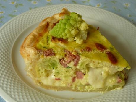 Torta salata con broccolo romanesco, wurstel e formaggi