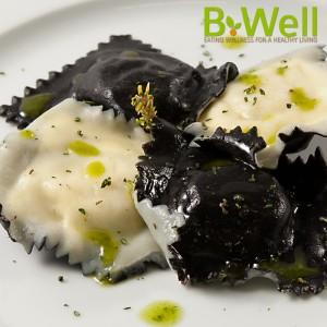 Piatto Menù BWell - Ravioli black and white ripieni al branzino con olio Evo e timo