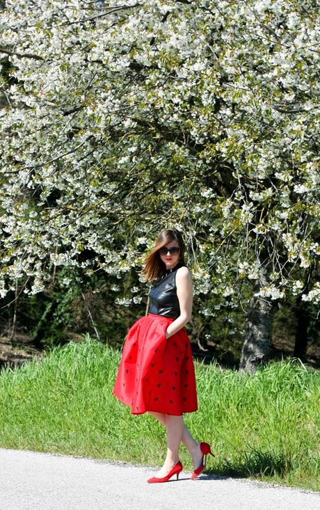Outfit: midi skirt rossa e top smanicato in pelle