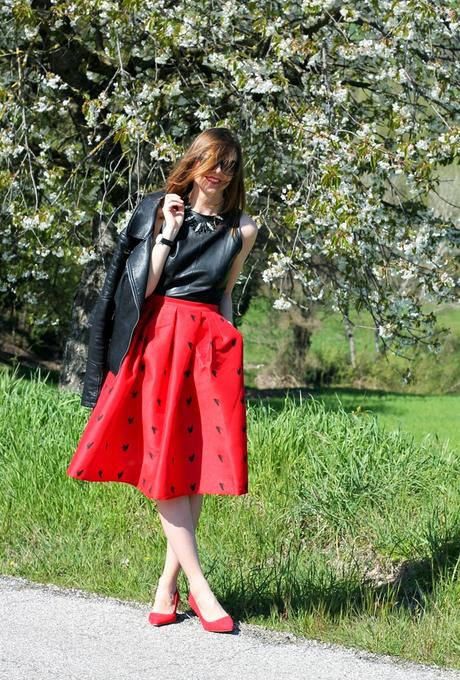 Outfit: midi skirt rossa e top smanicato in pelle