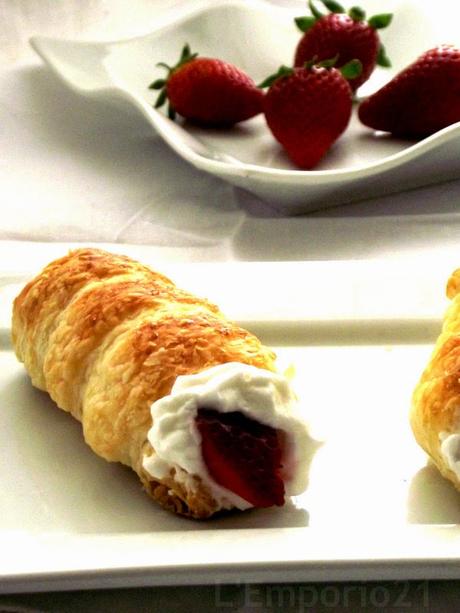 Cannoli di sfoglia panna e fragole