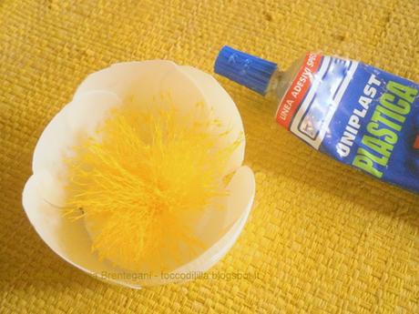 Riciclo creativo: Recupera i vasetti dello yogurt e trasformali in dei fiori primule, da usare per decorare la casa! Un tutorial di Tocco di Lìllà per www.cucicucicoo.com