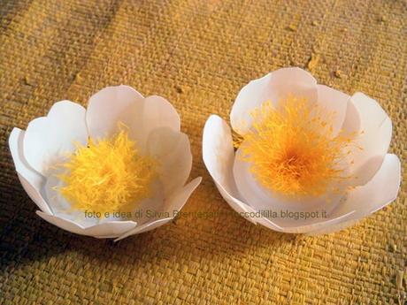 Riciclo creativo: Recupera i vasetti dello yogurt e trasformali in dei fiori primule, da usare per decorare la casa! Un tutorial di Tocco di Lìllà per www.cucicucicoo.com