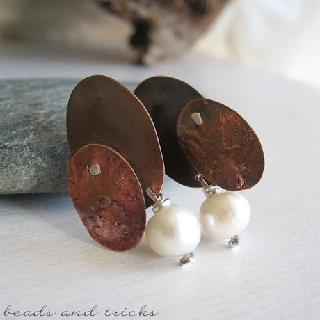 Orecchini a perno in rame e argento con perla coltivata
