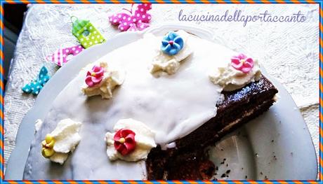 Torta al cacao con panna montata al profumo di cannella, senza glutine e senza lattosio / Chocolate cake with whipped cream flavored with cinnamon, gluten-free and lactose-free