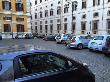 La multa costa meno che pagare il parcheggio. Ma i Vigili Urbani a Roma da che parte stanno? L'assurdo caso di Piazza Borghese