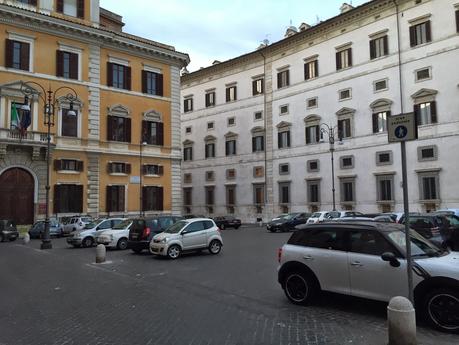 La multa costa meno che pagare il parcheggio. Ma i Vigili Urbani a Roma da che parte stanno? L'assurdo caso di Piazza Borghese