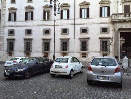 La multa costa meno che pagare il parcheggio. Ma i Vigili Urbani a Roma da che parte stanno? L'assurdo caso di Piazza Borghese