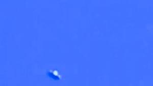 Filmato un UFO in volo a roma non lontano da un aereo