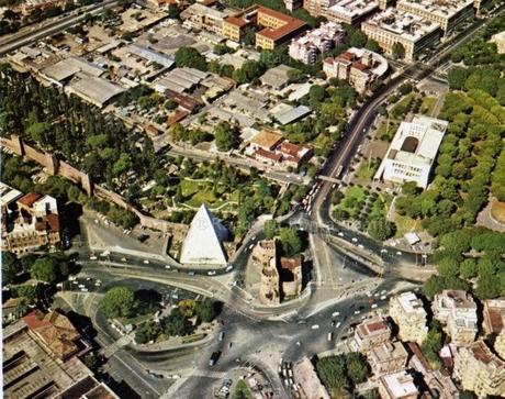 Piramide Cestia restaurata. Da oggi torna alla mercé dei tubi di scappamento