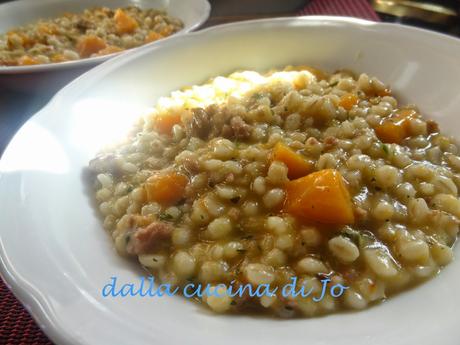 Orzotto con zucca e salsiccia