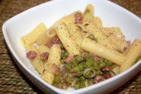 pasta, cucina, primi piatti, pancetta, piselli, pennette, pepe, passata di pomodoro, pancetta affumicata, maccheroni,ricette