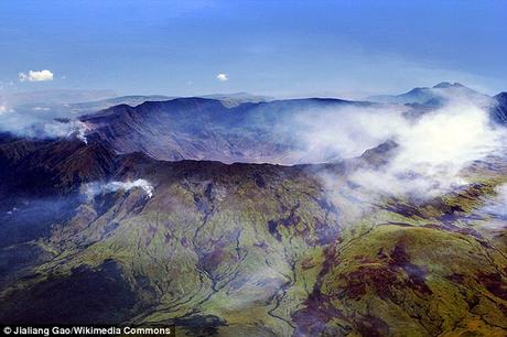 I resti del vulcano Tambora in Sumbawa, Indonesia (sopra) innescato cambiamenti globali del clima