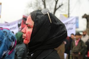 Una ragazza partecipa alla manifestazione seguita alla morte di Farkhunda