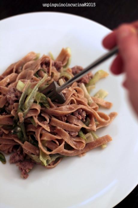 tagliatelle-farro-con-salsiccia-puntarelle-e-pecorino