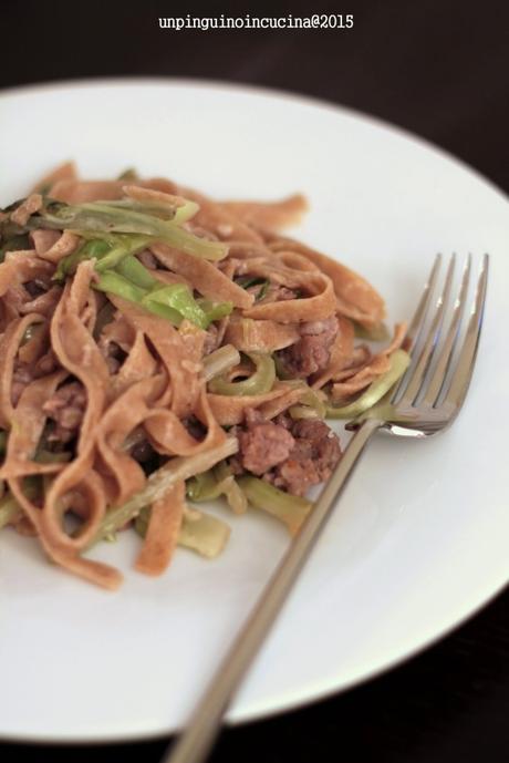 tagliatelle-farro-con-salsiccia-puntarelle-e-pecorino