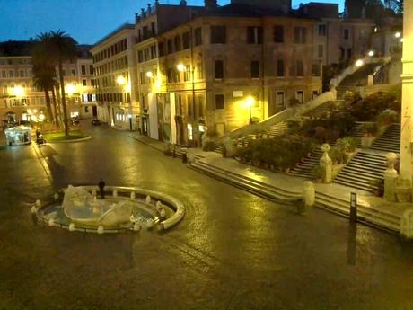 Ladri di monete alla Fontana della Barcaccia di Piazza di Spagna. Arrestati 20 giorni fa, ieri erano ancora 