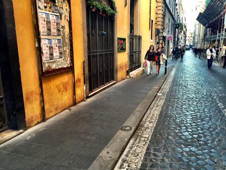 Via di Torre Argentina. Ecco come stanno distruggendo l'unica strada civile del centro storico. Aiutateci a segnalare